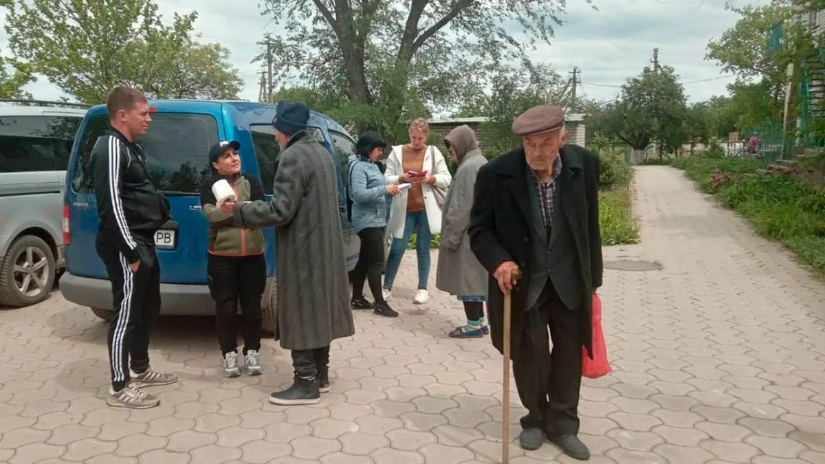 дідусь, евакуація, люди, автобус