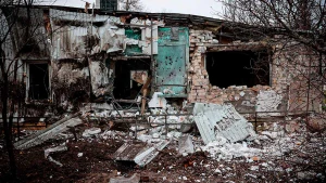 зруйнована будівля в Херсоні через російські обстріли