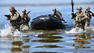 українські військові форсують річку