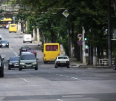 Світлофор ремонтують на одній із вулиць Херсона