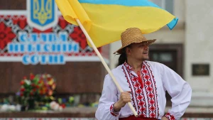 Вишиванка, хлопець у вишиванці, Херсон, тримає прапор України