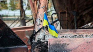 зруйнована машина, обстріл Херсона, прапор України