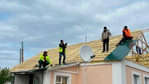 будівельники, ремонт даху, будинок