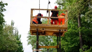 ремонтні роботи на лінії електропередач. Енергетики, світло