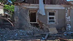 зруйнований будинок унаслідок російського обстрілу