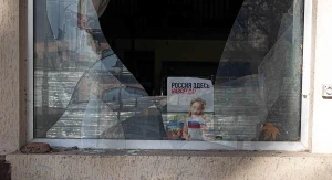 вікно, розбите скло, російська пропагандистська листівка