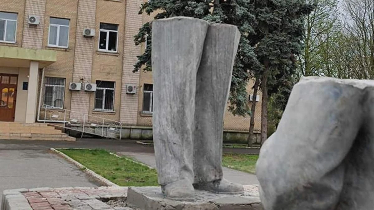 Відновлення окупантами пам'ятника Леніну в Генічеську Херсонської області в квітні 2022 року