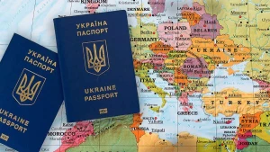 Закордонні паспорти на тлі мапи Європи