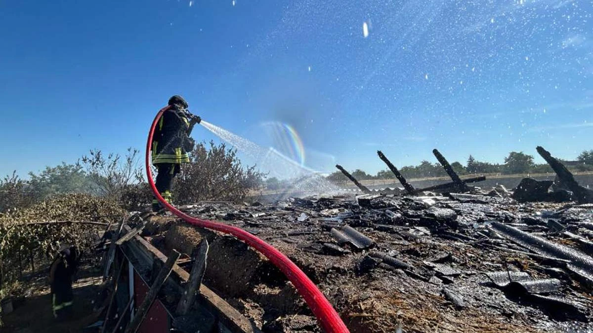 рятувальник ліквідовує пожежу