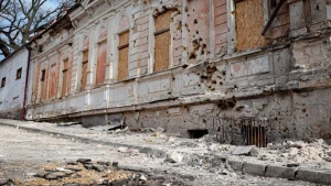 пошкоджена будівля в Херсоні