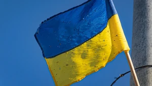 прапор Уккраїни пошкоджений через обстріл армії РФ