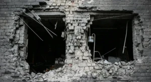 пошкоджений багатоповерховий будинок