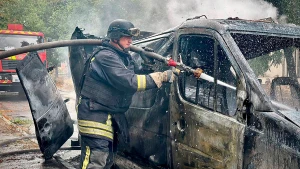 гасять пожежу в машині