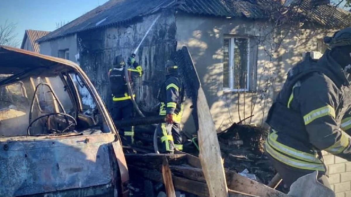 Горить автівка та будинок в Інгульці 