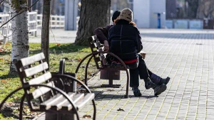 люди сидять на лавочці в Херсоні