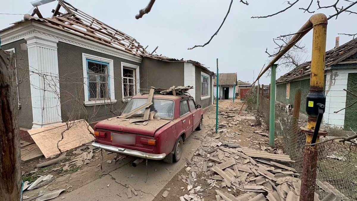 наслідки обстрілу Херсонщини, пошкоджений будинок та автомобіль