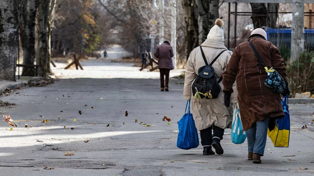 люди йдуть по вулиці Херсона