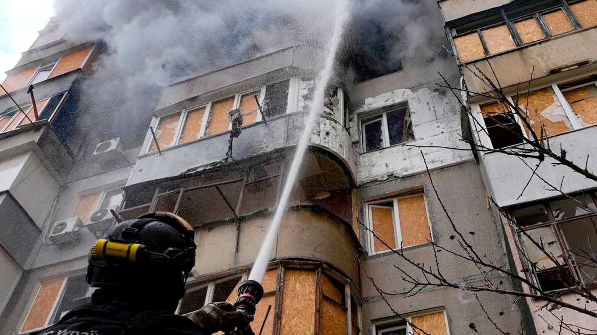 рятувальник ліквідовує пожежу