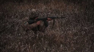 український військовий зі зброєю в руках 