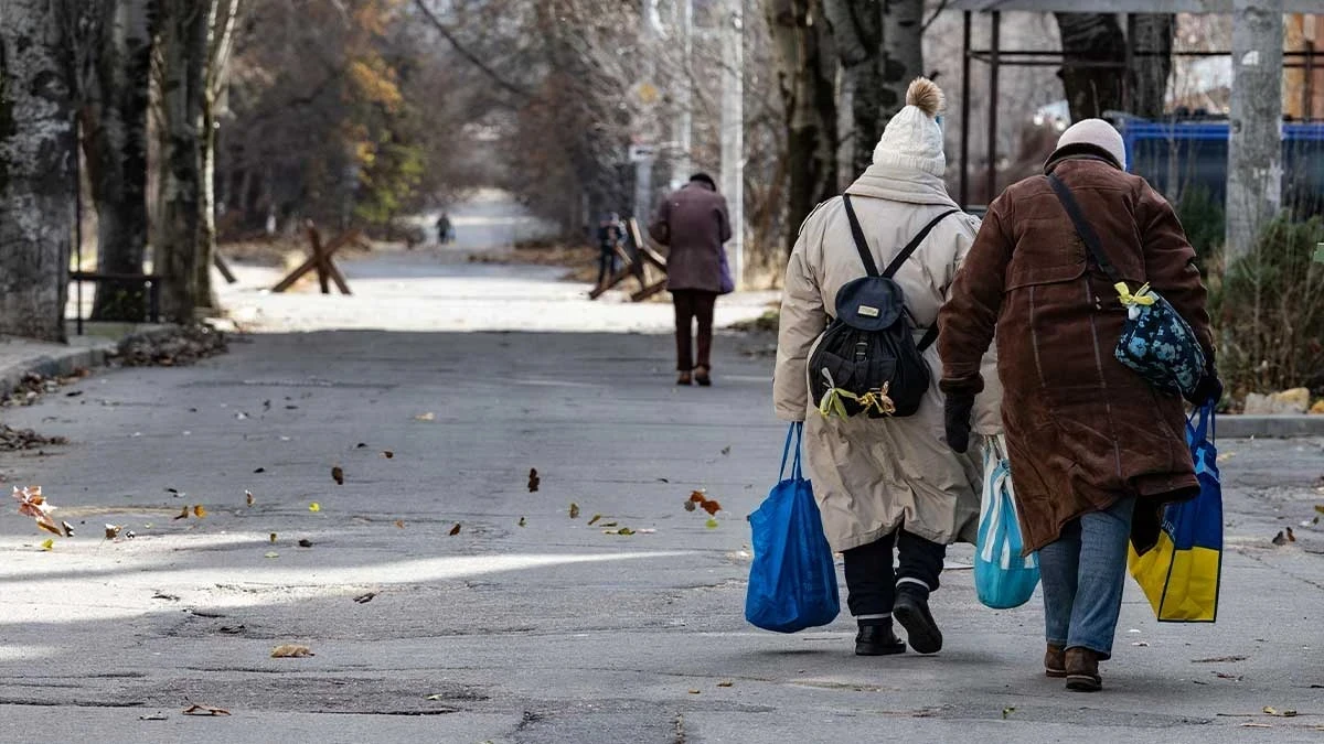 Люди з сумками в Херсоні 