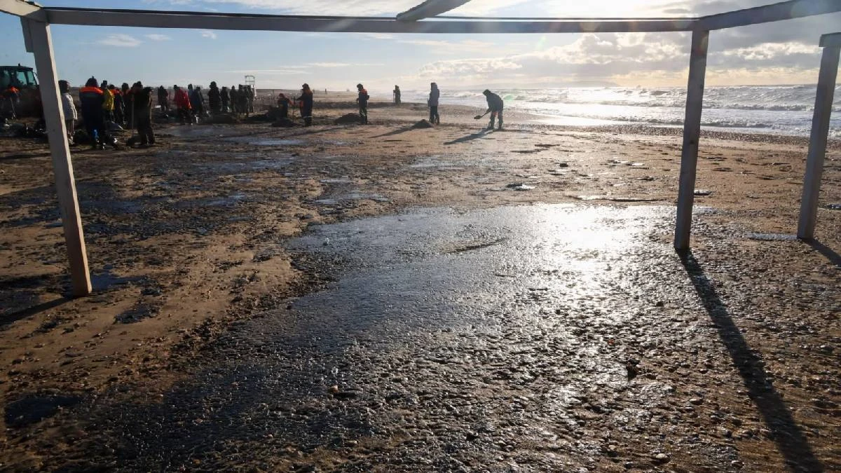 Морське узбережжя поблизу Анапи, забруднене мазутом