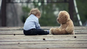 дитина з іграшкою