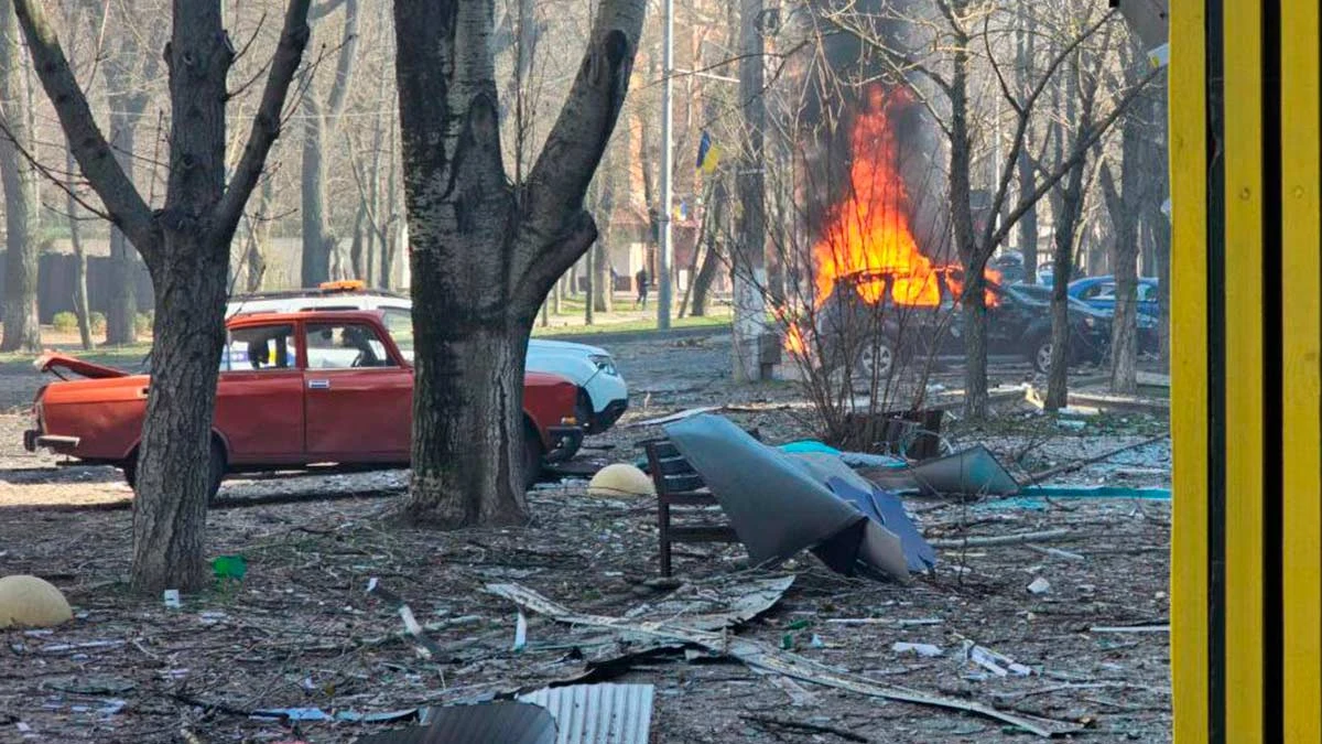 Авіаудар по Херсону, горить машина