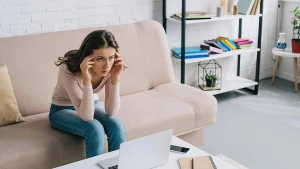 у жінки болить голова