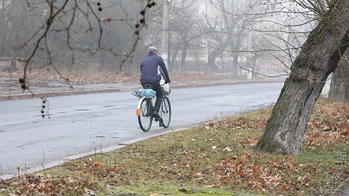 чоловік на велосипеді