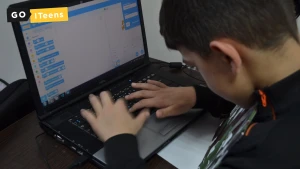 Підліток навчається онлайн на курсах IT