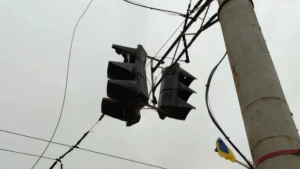 Світлофор на перехресті проспекту Незалежності та вулиці Ілюші Кулика в Херсоні
