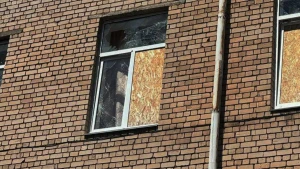 Пошкоджені вікна у медичному закладі