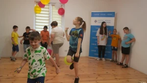 діти граються