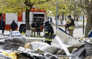 Працівники ДСНС ліквідовують наслідки після російської атаки 16 квітня 2025 року. 