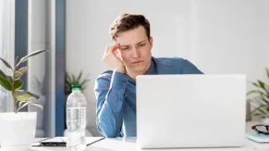 у чоловіка болить голова