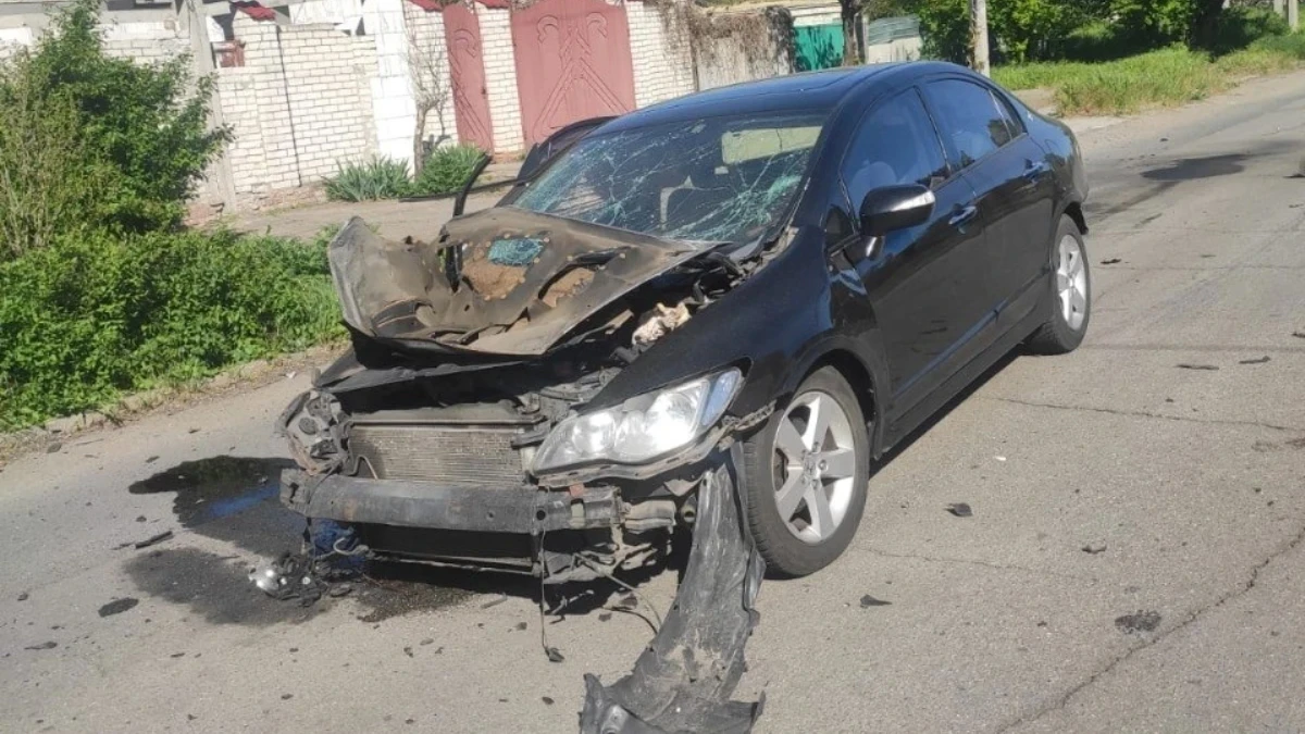 Автівка пошкоджена внаслідок обстрілів російськими військами Херсонщини 29 квітня