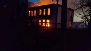 Пожежа після обстрілу навчального закладу в Дудчанах