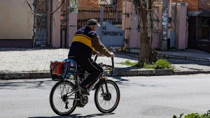 чоловік на велосипеді