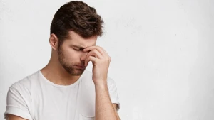 у чоловіка болить голова