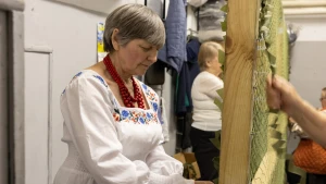 жінка плете сітку