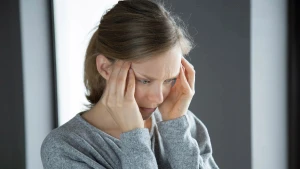 у жінки болить голова