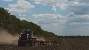 трактор у полі