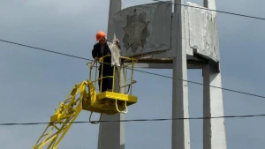 З монумента "Три штики" у Херсоні знімають радянську символіку