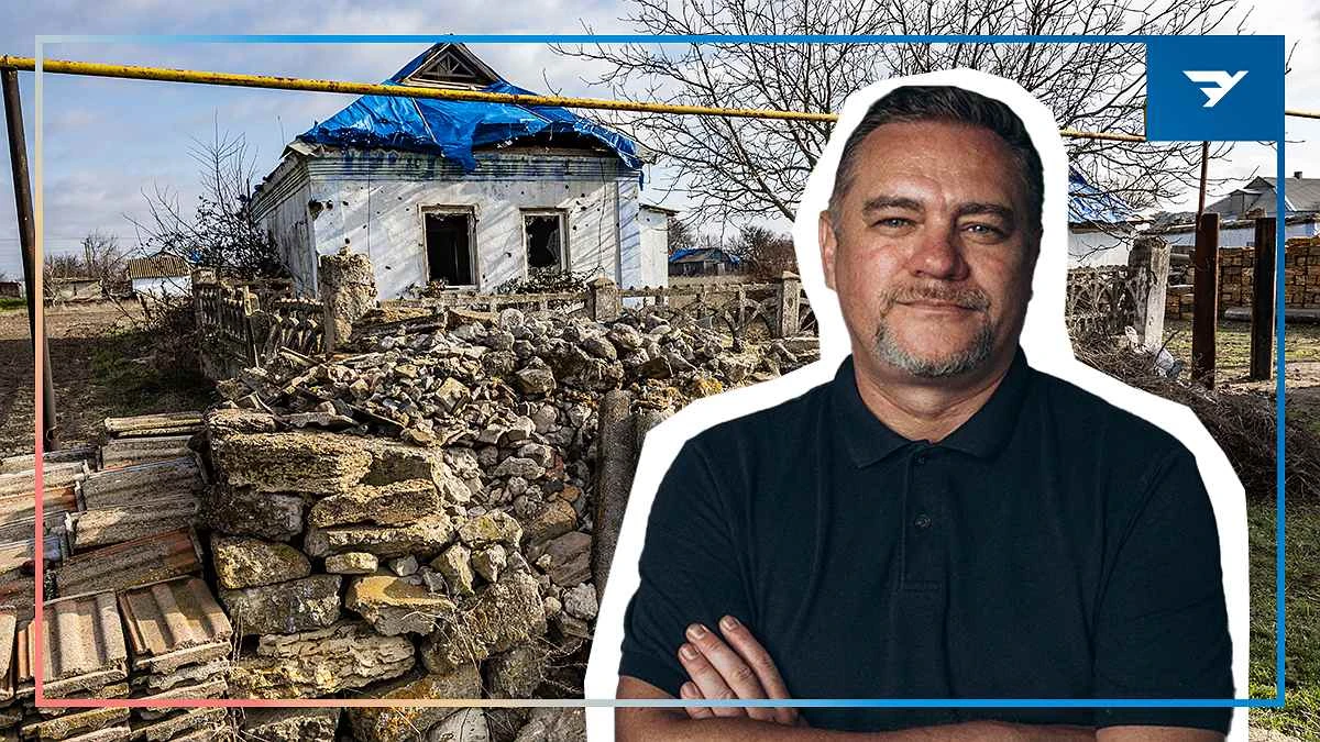 Журналіст-розслідувач Юрій Ніколов на фоні зруйнованого села Посад-Покровське