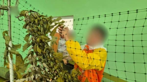 Діти на окупованій Херсонщині плетуть сітки для російських військових