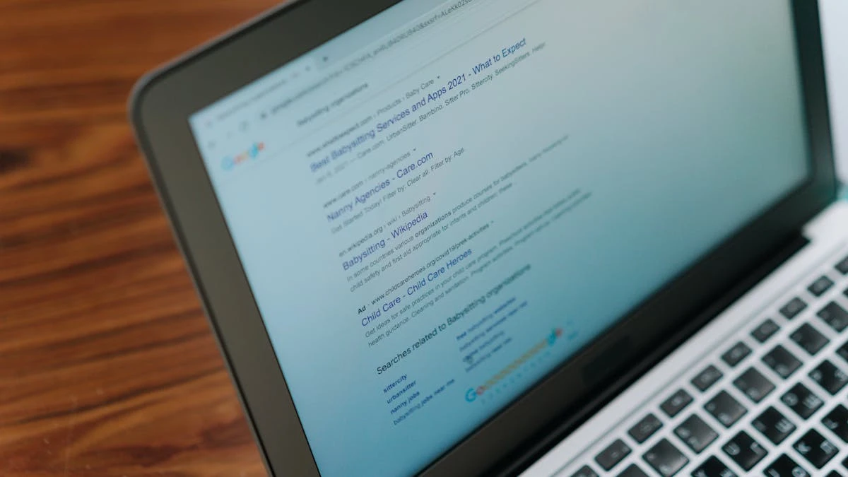 Ноутбук з відкритим Google