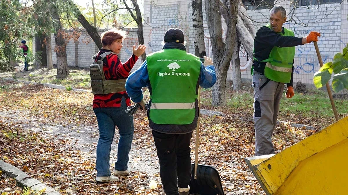 Працівники КП "Парки Херсона" у жовтні 2024 року