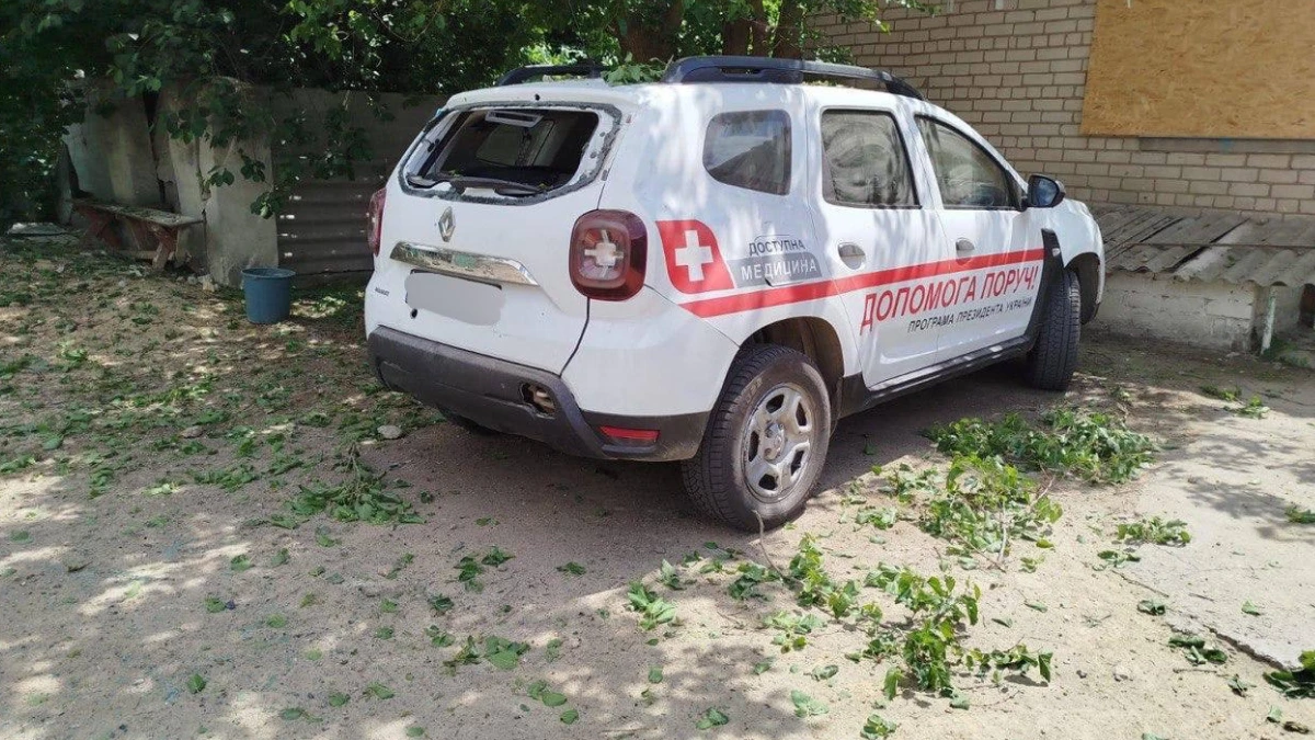 пошкоджена медична автівка