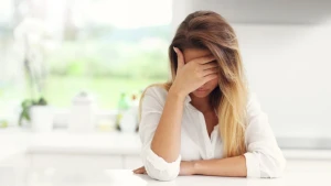 у жінки болить голова