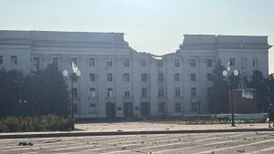 Пошкоджена внаслідок авіаудару будівля Херсонської ОДА